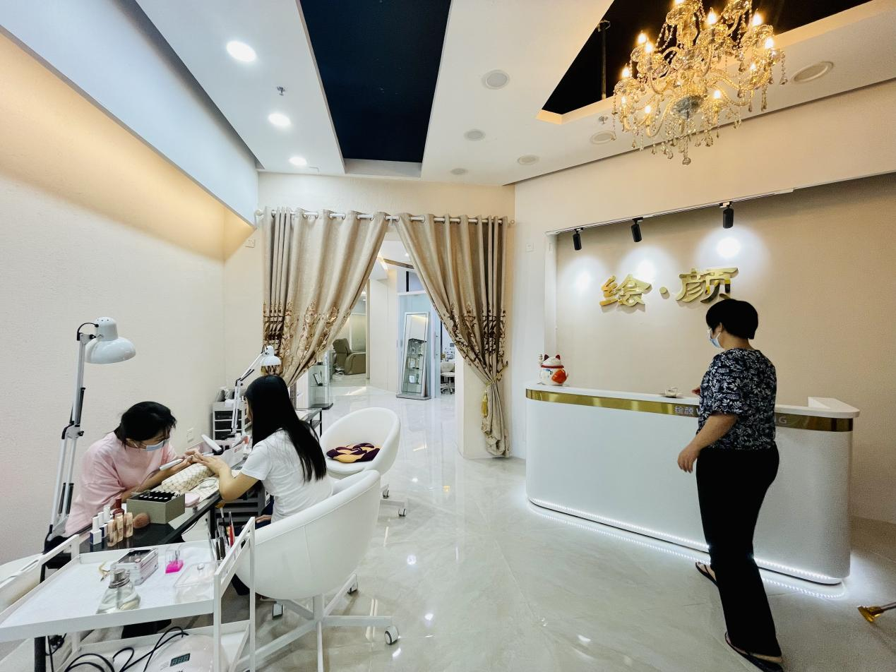 轮椅上的美业人 二十年磨一剑，以匠心与坚韧传播生活之美